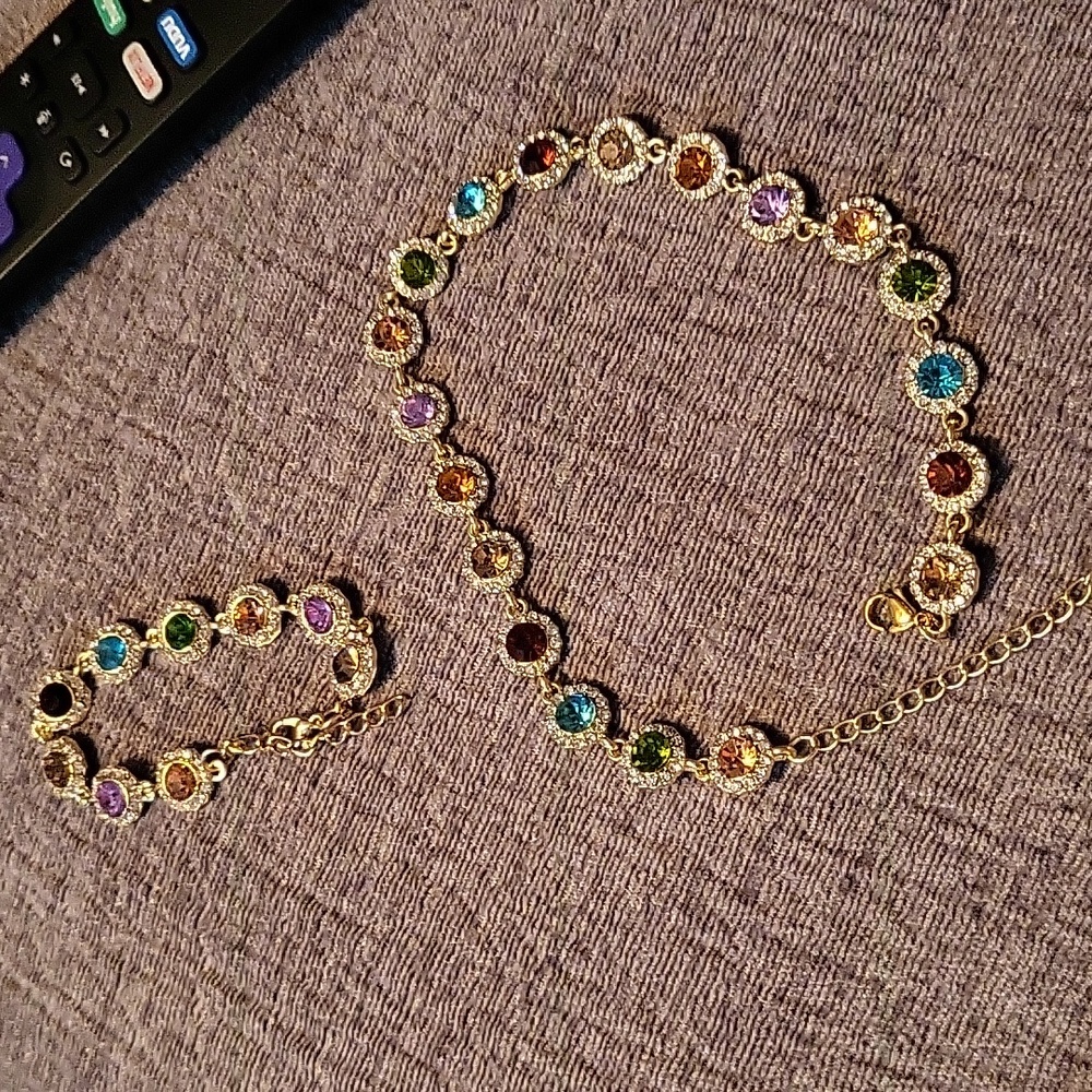Beautiful costumes necklace w matching bracelet..